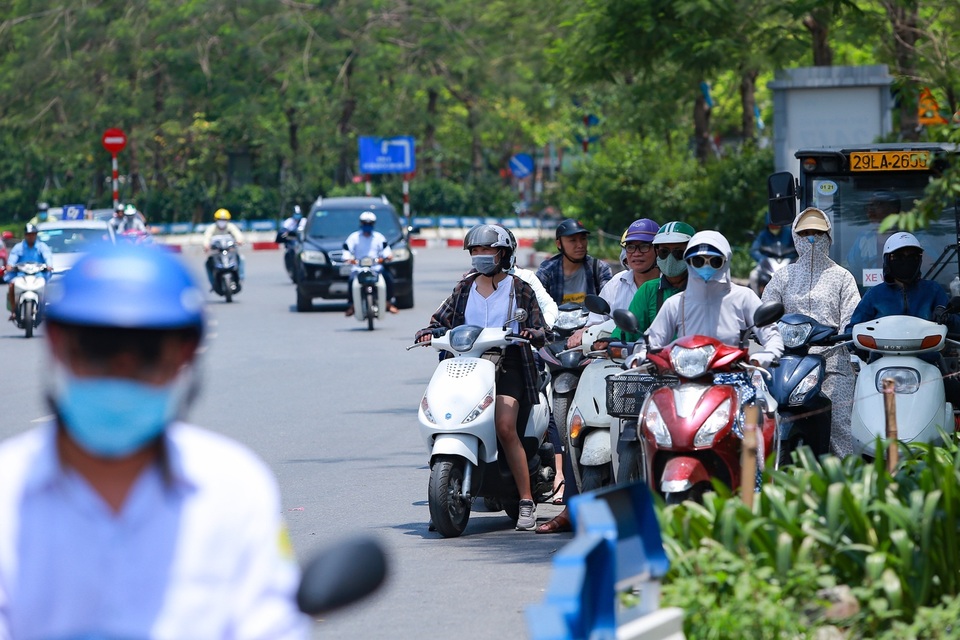 Người dân Hà Nội chật vật dưới nắng nóng như đổ lửa giữa trưa hè - 4 Người dân Hà Nội chật vật dưới nắng nóng như đổ lửa giữa trưa hè - 4