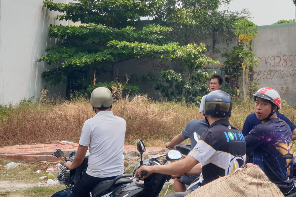 Người đàn ông chết trong tư thế treo cổ trên cây bàng - 1 Người đàn ông chết trong tư thế treo cổ trên cây bàng - 1
