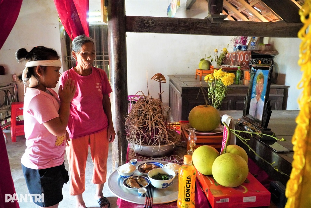 Người bà già yếu nuôi cháu mồ côi được hỗ trợ hơn 125 triệu đồng - 2 Người bà già yếu nuôi cháu mồ côi được hỗ trợ hơn 125 triệu đồng - 2