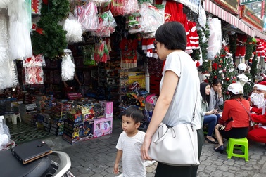 Người Đà Nẵng rủ nhau đi sắm đồ trang trí Giáng sinh