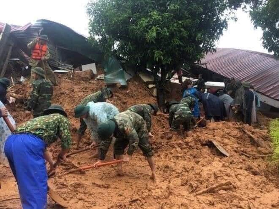 Tìm thấy 14 thi thể trong 22 chiến sĩ gặp nạn, Quảng Trị cứu hộ xuyên đêm - 15 Tìm thấy 14 thi thể trong 22 chiến sĩ gặp nạn, Quảng Trị cứu hộ xuyên đêm - 15