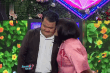 8X tỏ tình bằng 3 thứ tiếng, vừa đồng ý hẹn hò liền hôn má bạn trai