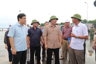 Bộ trưởng Nguyễn Xuân Cường kiểm tra công tác phòng chống bão số 4 tại Nghệ An