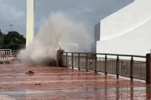 Bão Fengshen tiến gần đất liền, sóng cao hơn 3m tràn qua bờ sông Hàn