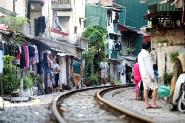 Nhịp sống quanh cây cầu đường sắt trăm tuổi ở Hà Nội