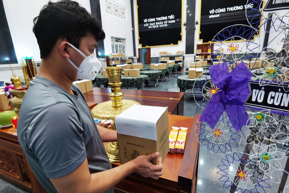 Giám đốc bỏ nhà đi giao tro cốt nạn nhân Covid-19 mong sớm thất nghiệp - 1 Giám đốc bỏ nhà đi giao tro cốt nạn nhân Covid-19 mong sớm thất nghiệp - 1