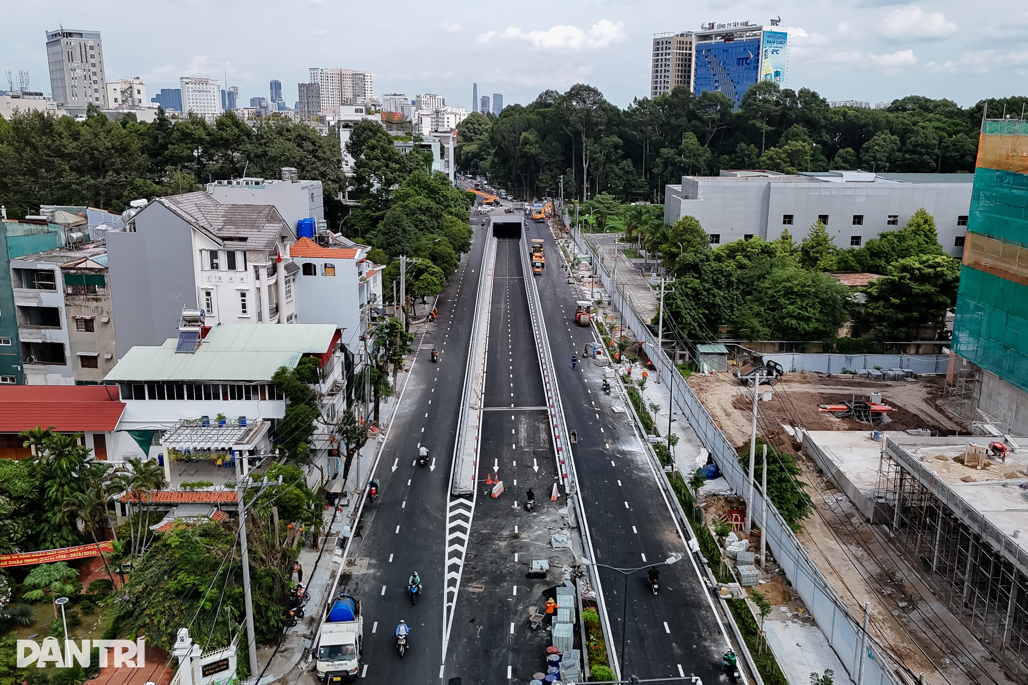View - Hầm chui giải cứu kẹt xe ở cửa ngõ sân bay Tân Sơn Nhất trước ngày thông xe | Báo Dân trí
