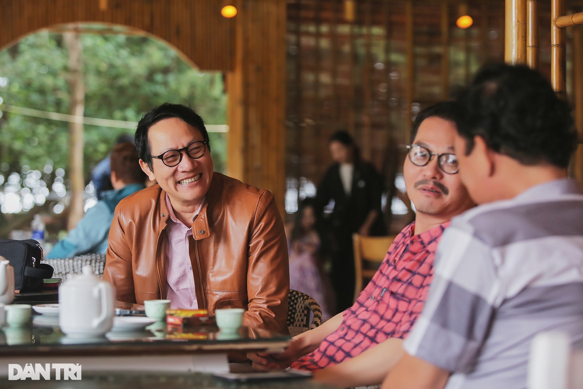NSND Trung Hiếu cười tít mắt khi được Hoàng Hải trang điểm vào vai đại gia - 1 NSND Trung Hiếu cười tít mắt khi được Hoàng Hải trang điểm vào vai đại gia - 1