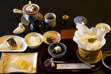 Cách bày bàn ăn "như tranh vẽ" của người Nhật