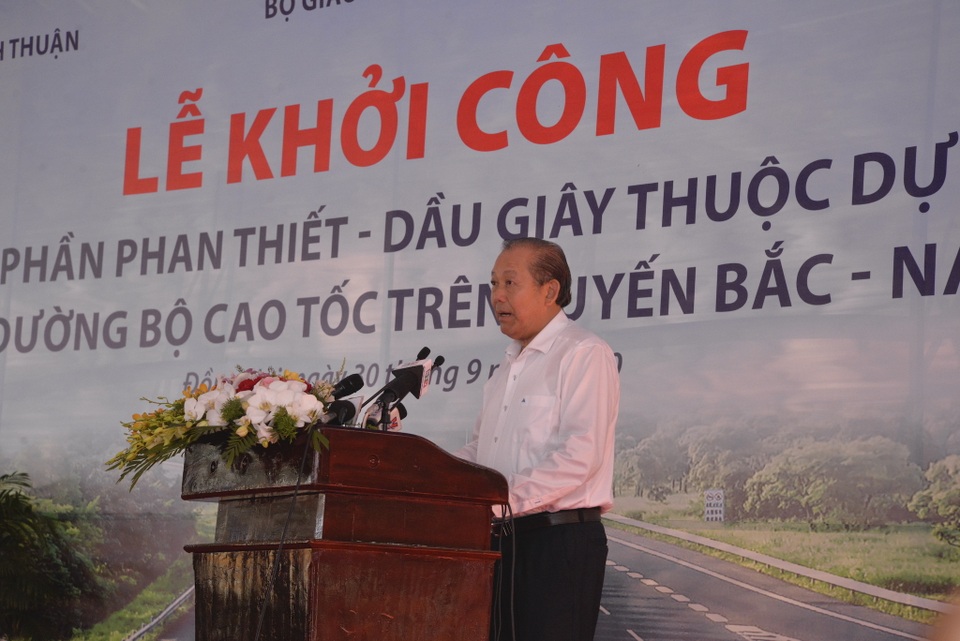 Phó Thủ tướng nhấn nút khởi công dự án cao tốc Phan Thiết - Dầu Giây - 3 Phó Thủ tướng nhấn nút khởi công dự án cao tốc Phan Thiết - Dầu Giây - 3