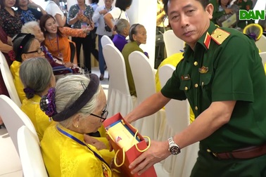 Tặng quà Bà mẹ Việt Nam anh hùng