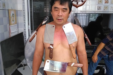 Kỳ lạ người đàn ông có khả năng hút dính kim loại và đá