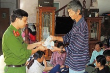 Trao trả 50 triệu đồng cho người bỏ quên khi đi ủng hộ đồng bào miền Trung