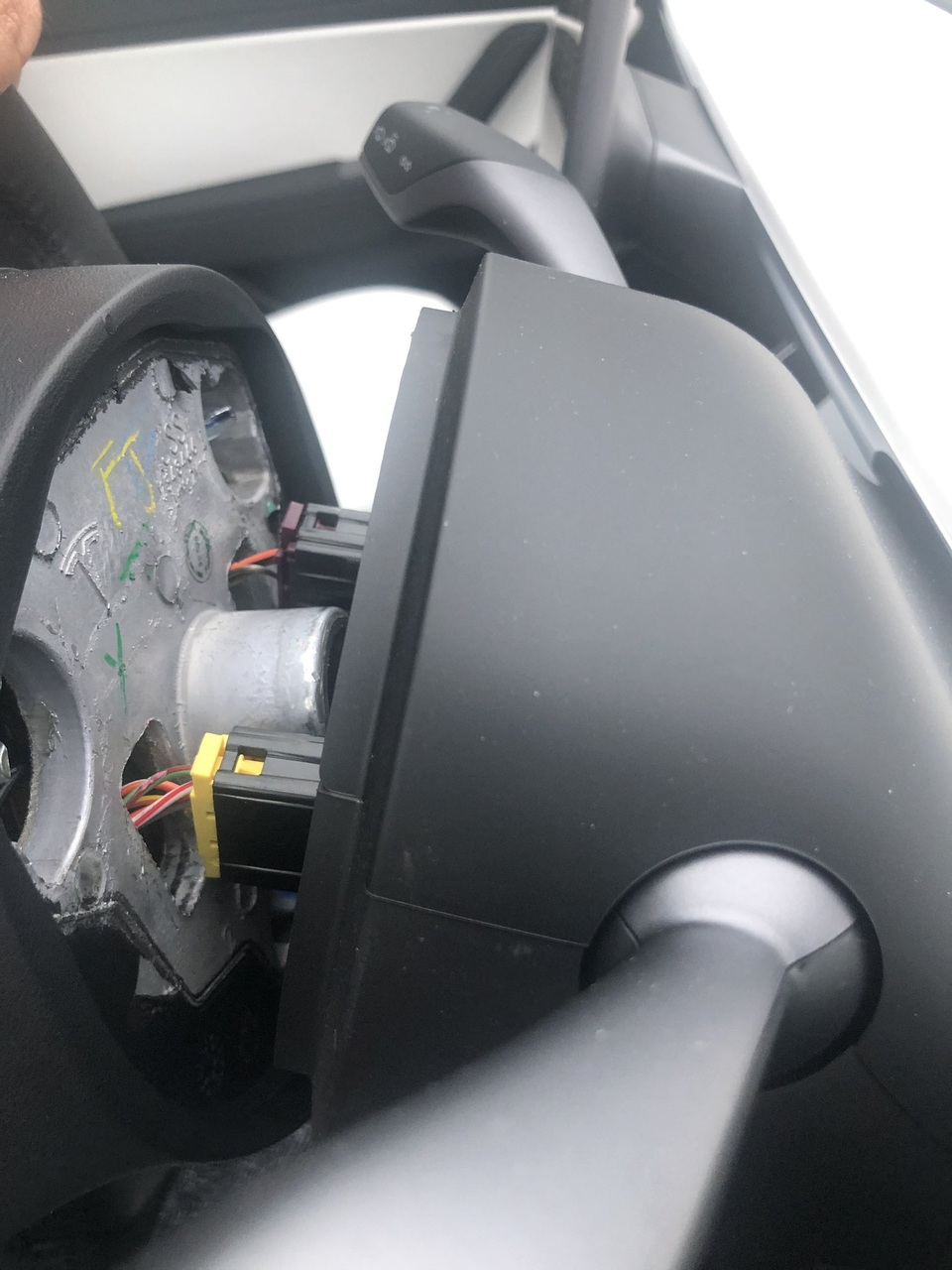 Kì lạ xe Tesla Model 3 rơi vô lăng chỉ một tháng sau khi mua - 3 Kì lạ xe Tesla Model 3 rơi vô lăng chỉ một tháng sau khi mua - 3