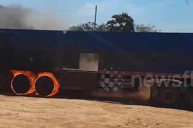 Xe tải cháy bánh vẫn lao trên đường như phim hành động
