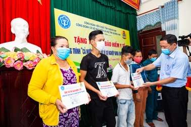 Bảo hiểm xã hội Quảng Nam tặng người dân gặp khó khăn thẻ BHYT