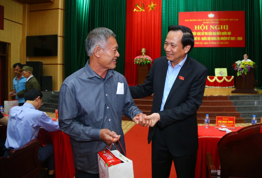 Bộ trưởng Đào Ngọc Dung tặng quà người nghèo, người có công - 2 Bộ trưởng Đào Ngọc Dung tặng quà người nghèo, người có công - 2