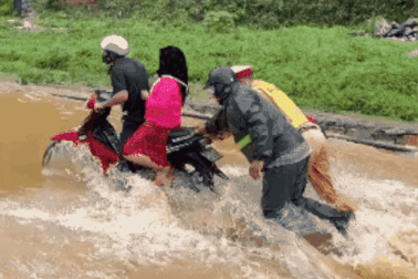 CSGT giúp 400 du khách nước ngoài vượt đường ngập lũ ở Hà Giang