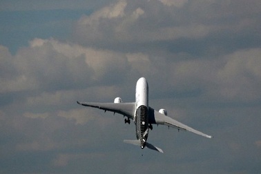 Xem máy bay khổng lồ cất cánh "dựng đứng"