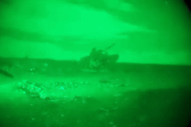 Khoảnh khắc lính Ukraine lái xe tăng đào tẩu sang Nga