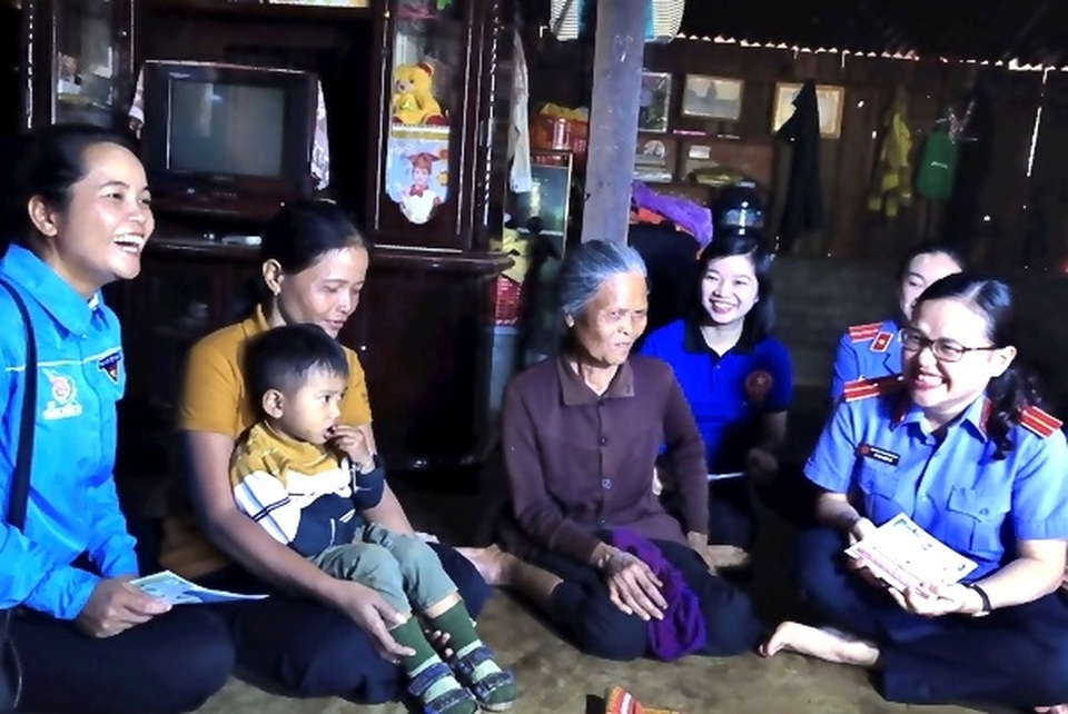 Phát động Cuộc thi ảnh “Nét đẹp cán bộ, công chức ngành Kiểm sát” - 2 Phát động Cuộc thi ảnh “Nét đẹp cán bộ, công chức ngành Kiểm sát” - 2