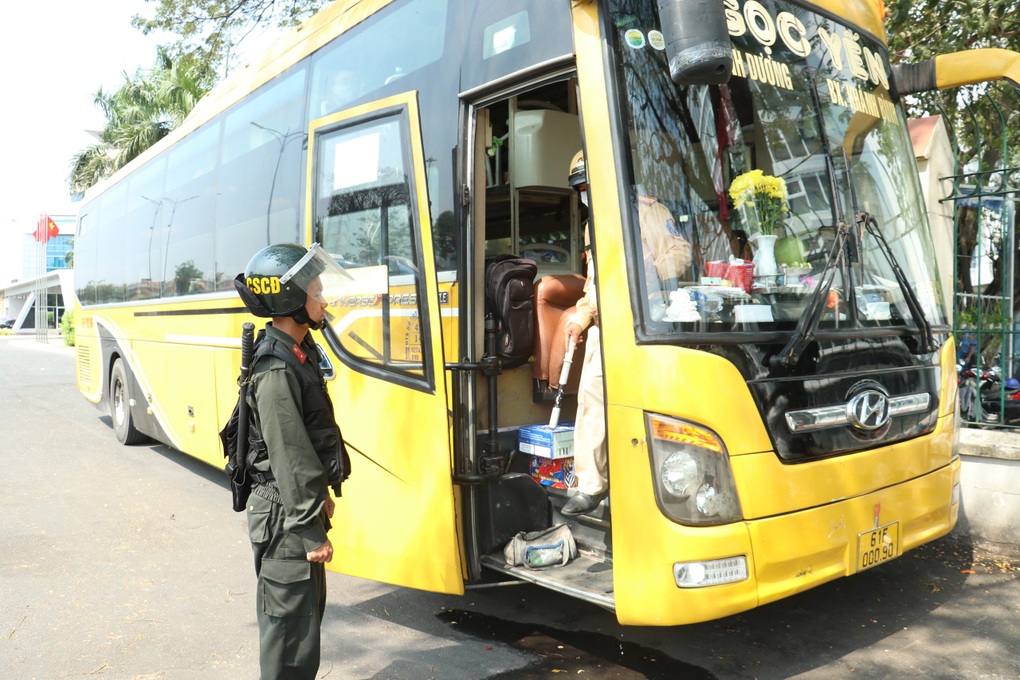 CSGT TPHCM phát hiện xe khách 40 chỗ nhồi nhét 64 người - 1 CSGT TPHCM phát hiện xe khách 40 chỗ nhồi nhét 64 người - 1