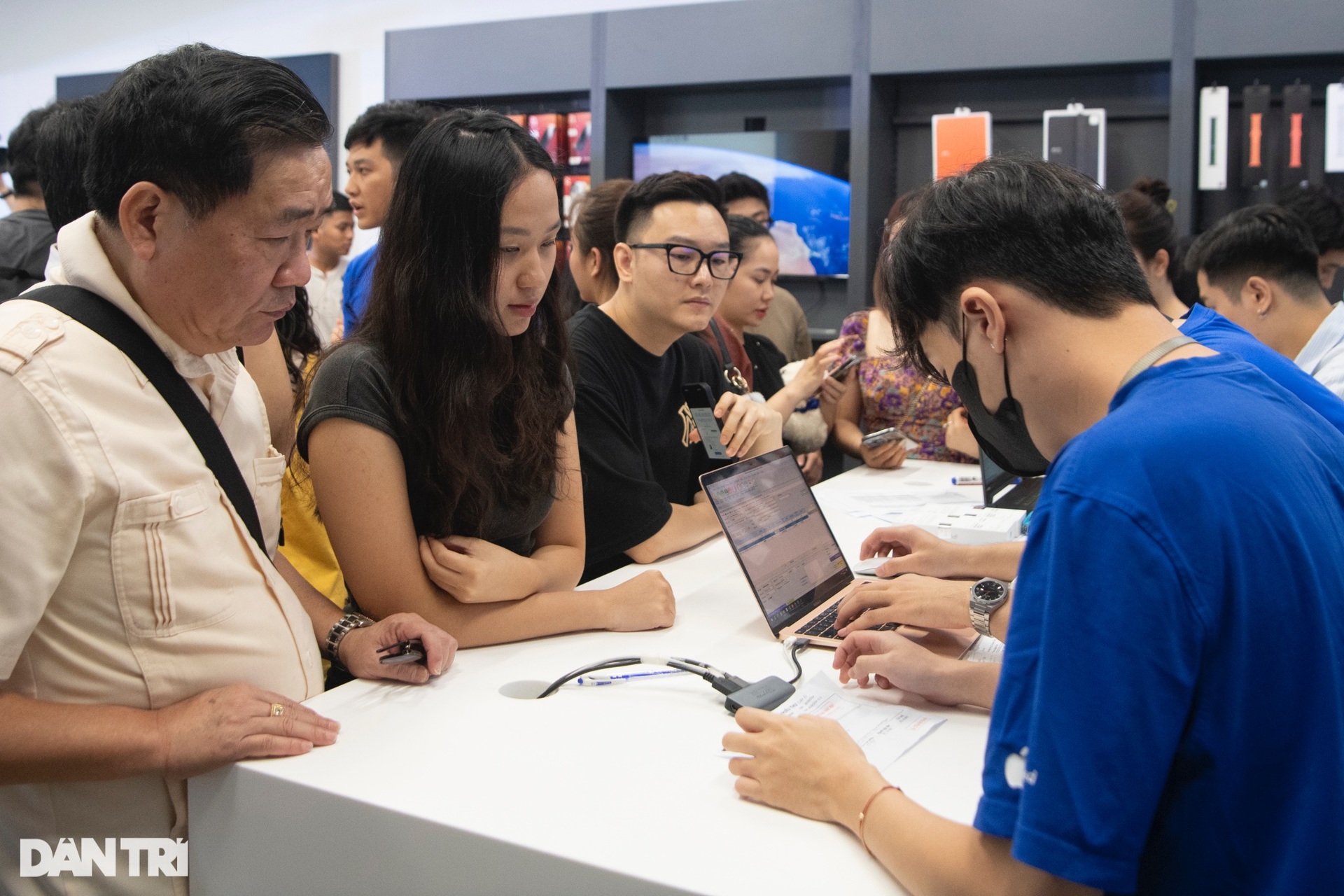 Màn cầu hôn đặc biệt trong ngày mở bán iPhone 16 tại Việt Nam - 8 Màn cầu hôn đặc biệt trong ngày mở bán iPhone 16 tại Việt Nam - 8