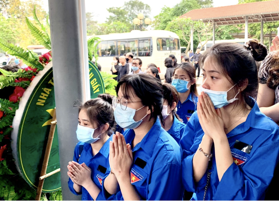 Hàng nghìn sinh viên, giảng viên tiễn biệt PGS.TS Lưu Văn An - 8 Hàng nghìn sinh viên, giảng viên tiễn biệt PGS.TS Lưu Văn An - 8