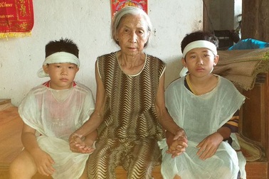 Thương cảnh cụ bà 88 tuổi vẫn gồng mình chăm con tâm thần và 2 cháu nhỏ