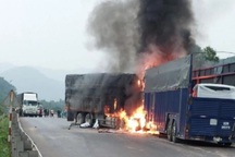 2 xe tải bốc cháy dữ dội sau va chạm, tài xế tử vong trong cabin