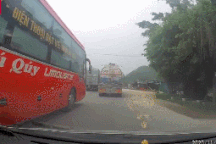 Nhìn xe khách luồn lách chóng mặt trên quốc lộ, lo cho tính mạng hành khách