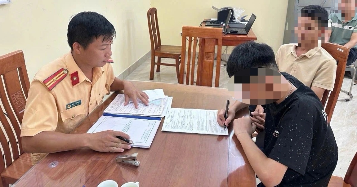 Thanh niên bốc đầu xe máy bị xử phạt 6 lỗi vi phạm