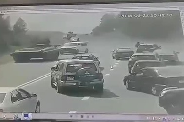 Xe thiết giáp Belarus mất lái, đè bẹp ô tô trên cao tốc