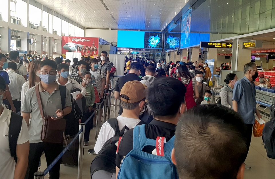 Sân bay Tân Sơn Nhất đông đúc (0).jpg Sân bay Tân Sơn Nhất đông đúc (0).jpg