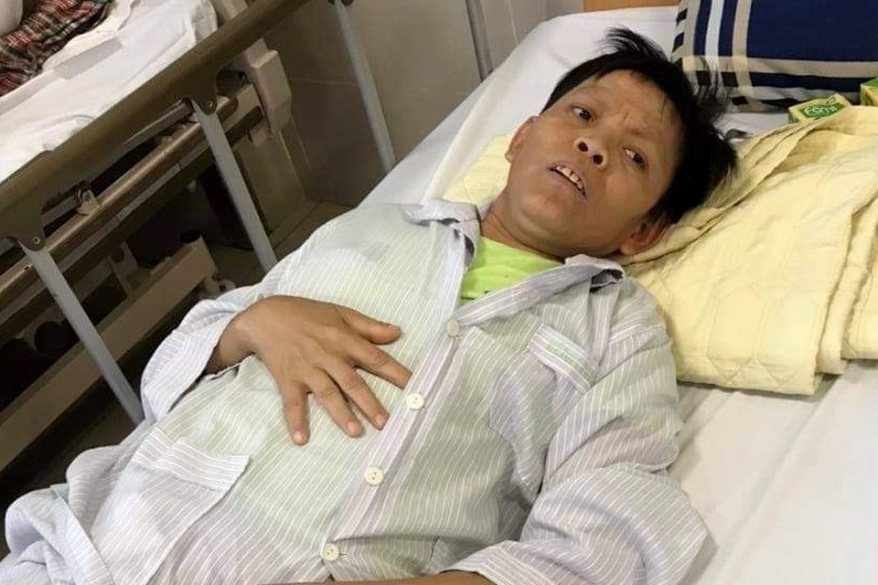 Thương vợ chồng song khổ và đứa con 5 tuổi bón cơm cho em như bị bỏ đói - 1 Thương vợ chồng song khổ và đứa con 5 tuổi bón cơm cho em như bị bỏ đói - 1