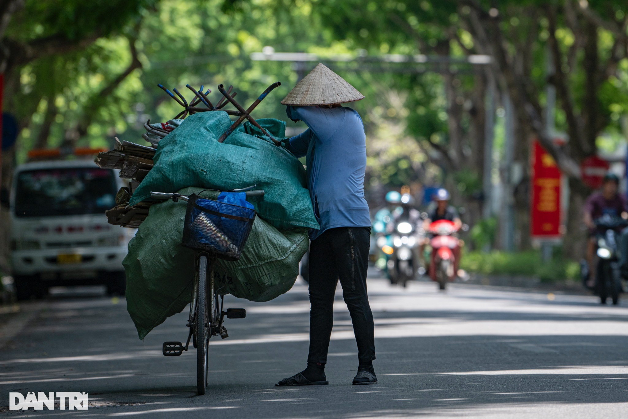 View - Đẫm mồ hôi mưu sinh dưới nắng nóng đỉnh điểm, nhiệt độ ngoài trời 50 độ C | Báo Dân trí