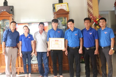 Tặng Bằng khen cho 2 thanh niên cứu 5 em nhỏ đuối nước trên biển