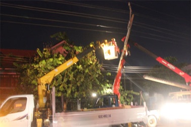 Xe cứu hộ làm gãy trụ điện, hàng ngàn hộ dân mất điện
