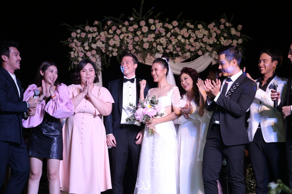 Trường Giang, Nhã Phương xúc động trong đám cưới “có một không hai” của Hoàng Oanh - 21 Trường Giang, Nhã Phương xúc động trong đám cưới “có một không hai” của Hoàng Oanh - 21
