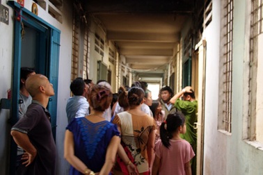“Bà hỏa” viếng thăm, cả khu chung cư náo loạn