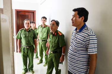 Giải cứu 6 người kẹt trong thang máy lúc rạng sáng