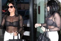 Ngôi sao 19 tuổi mặc áo xuyên thấu ra phố