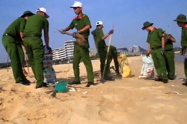 Bình Định: Công an, bộ đội, thanh niên, học sinh nhặt rác làm sạch biển