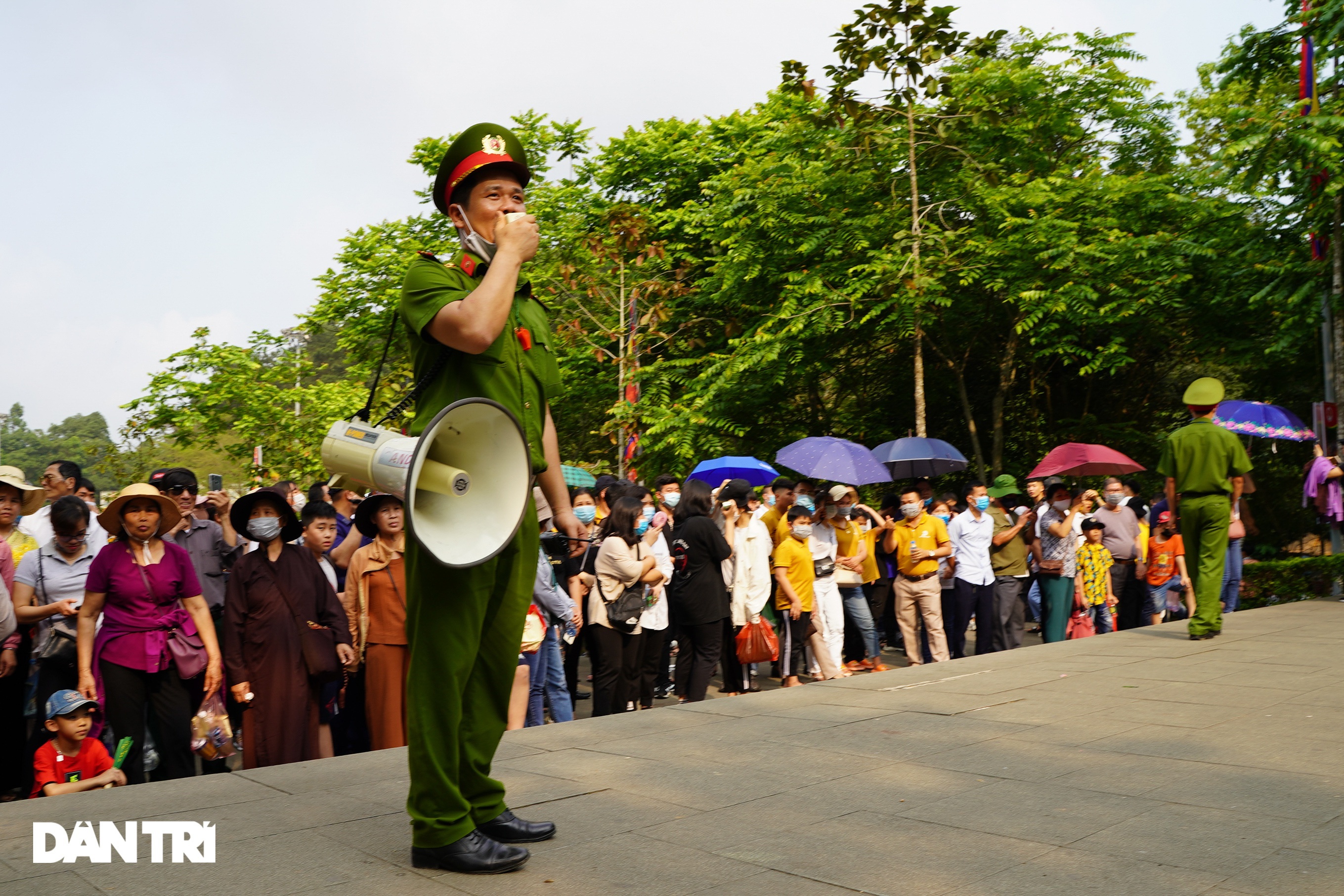 Biển người đổ về lễ hội Đền Hùng trong ngày Quốc Giỗ - 3 Biển người đổ về lễ hội Đền Hùng trong ngày Quốc Giỗ - 3