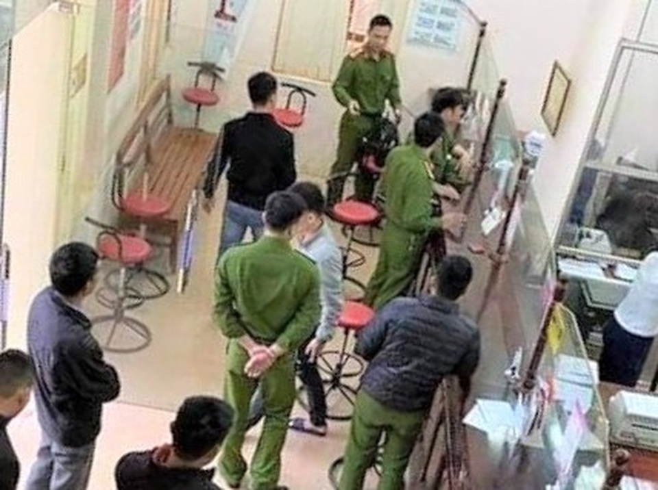 Dùng súng đồ chơi uy hiếp nhân viên, cướp tiền ngân hàng - 2 Dùng súng đồ chơi uy hiếp nhân viên, cướp tiền ngân hàng - 2