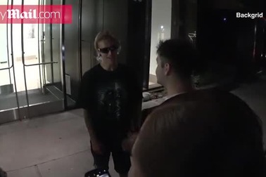 24 tuổi, “hoàng tử pop” mua sách để học cách có hôn nhân viên mãn