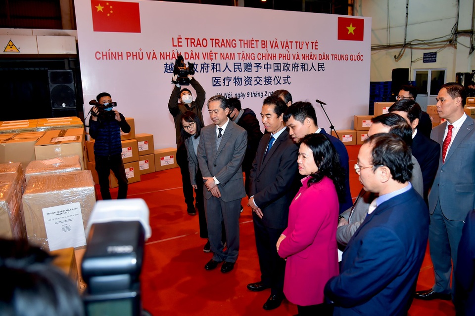 Việt Nam chuyển khẩu trang, vật tư y tế tốt nhất tặng Trung Quốc - 2 Việt Nam chuyển khẩu trang, vật tư y tế tốt nhất tặng Trung Quốc - 2