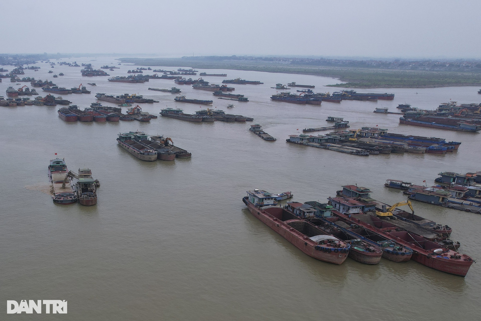 Hàng trăm tàu thuyền chở cát neo đậu kín mặt sông ngã ba Bạch Hạc - 13 Hàng trăm tàu thuyền chở cát neo đậu kín mặt sông ngã ba Bạch Hạc - 13