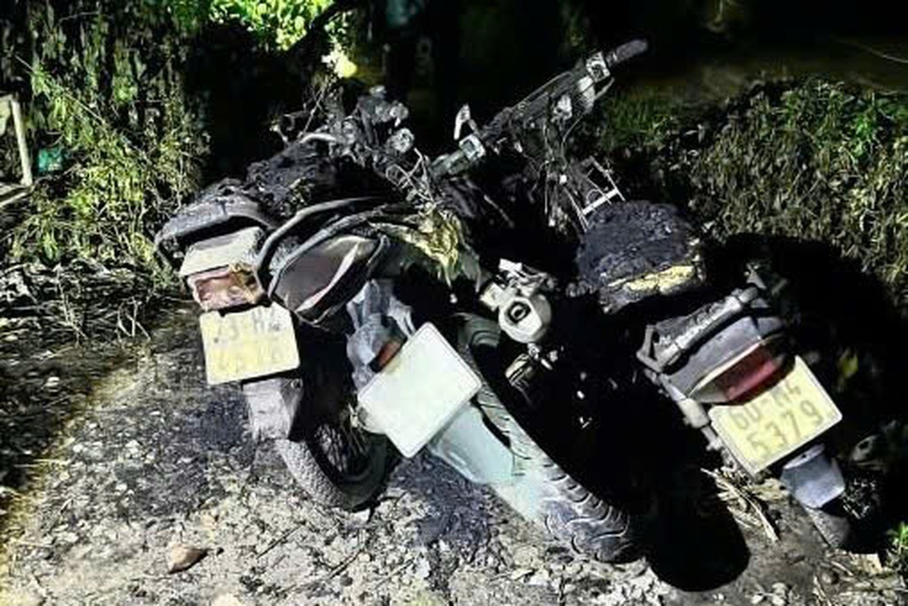 Người đàn ông đốt 3 xe máy sau cuộc nhậu ở Đồng Nai - 1 Người đàn ông đốt 3 xe máy sau cuộc nhậu ở Đồng Nai - 1