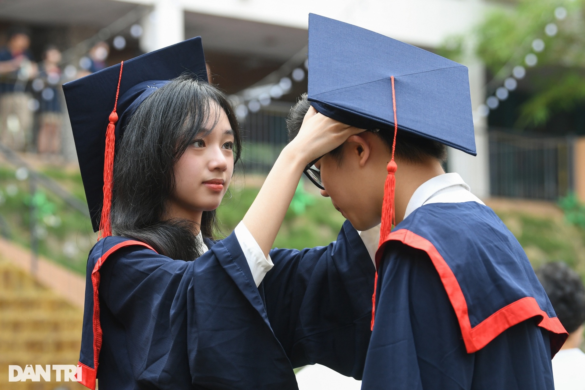 Nữ sinh Hà Nội duyên dáng áo dài trong ngày chia tay mái trường - 3 Nữ sinh Hà Nội duyên dáng áo dài trong ngày chia tay mái trường - 3